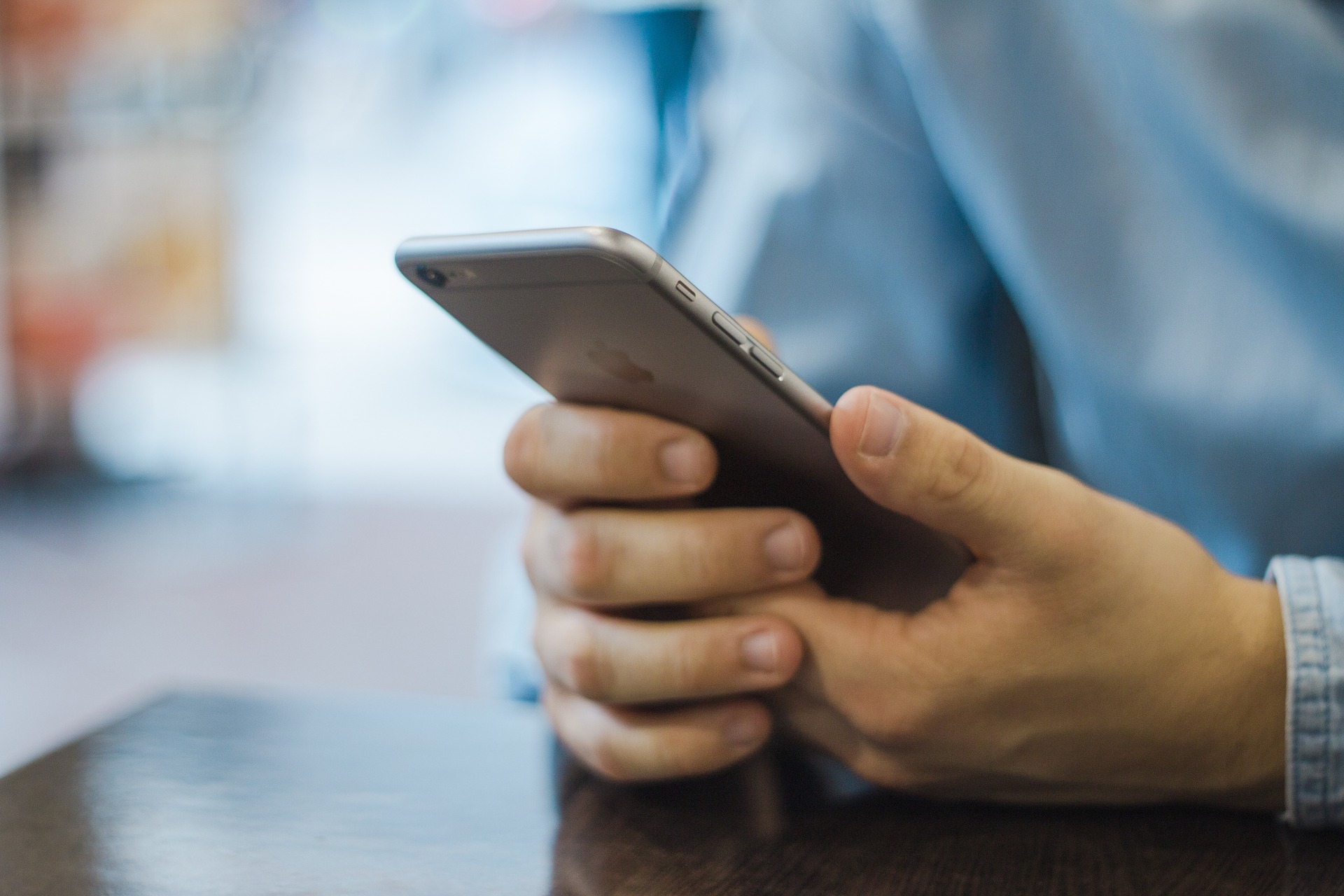 smartphone mani uomo.jpg